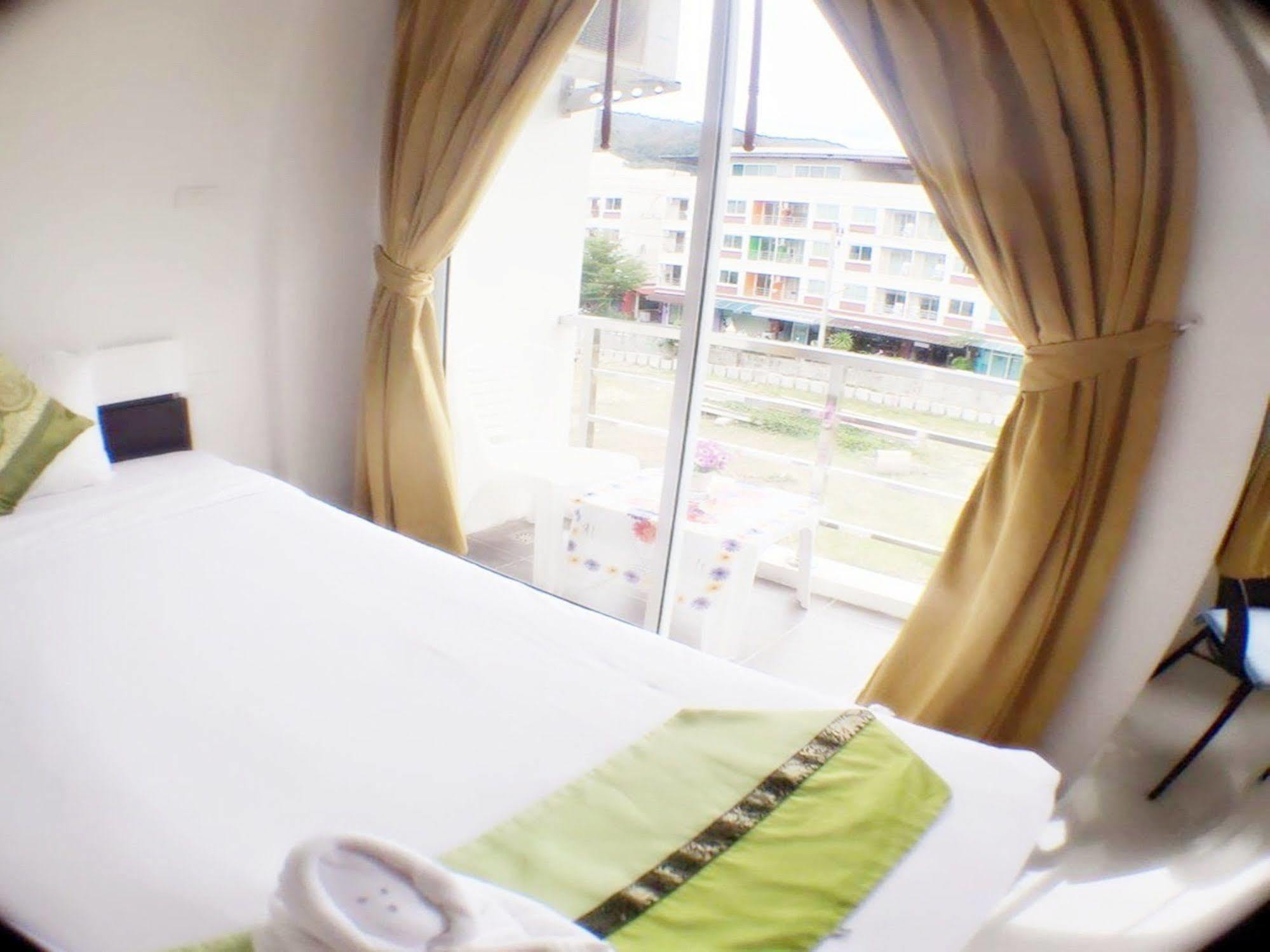 Swiss House Hotel Patong Kültér fotó